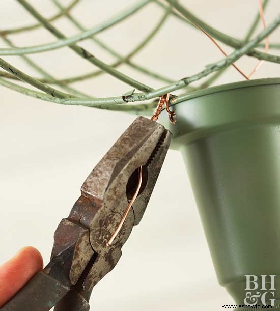 Ilumina tu jardín con una maceta convertida en lámpara 