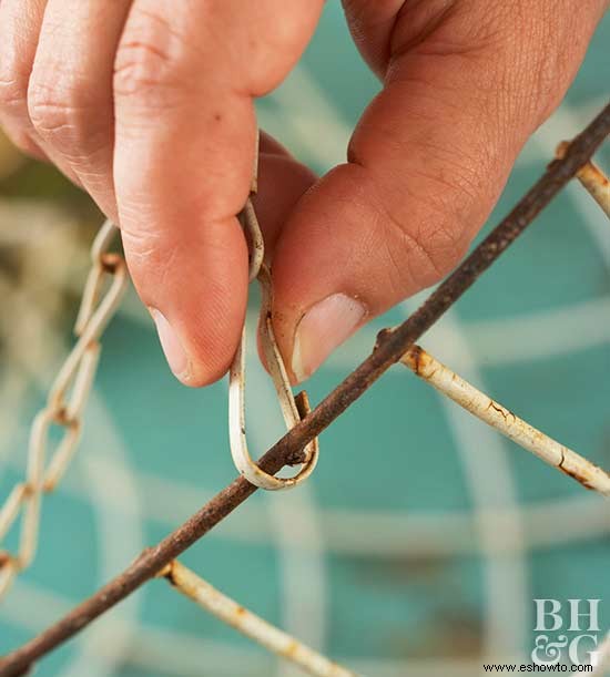 Ilumina tu jardín con una maceta convertida en lámpara 