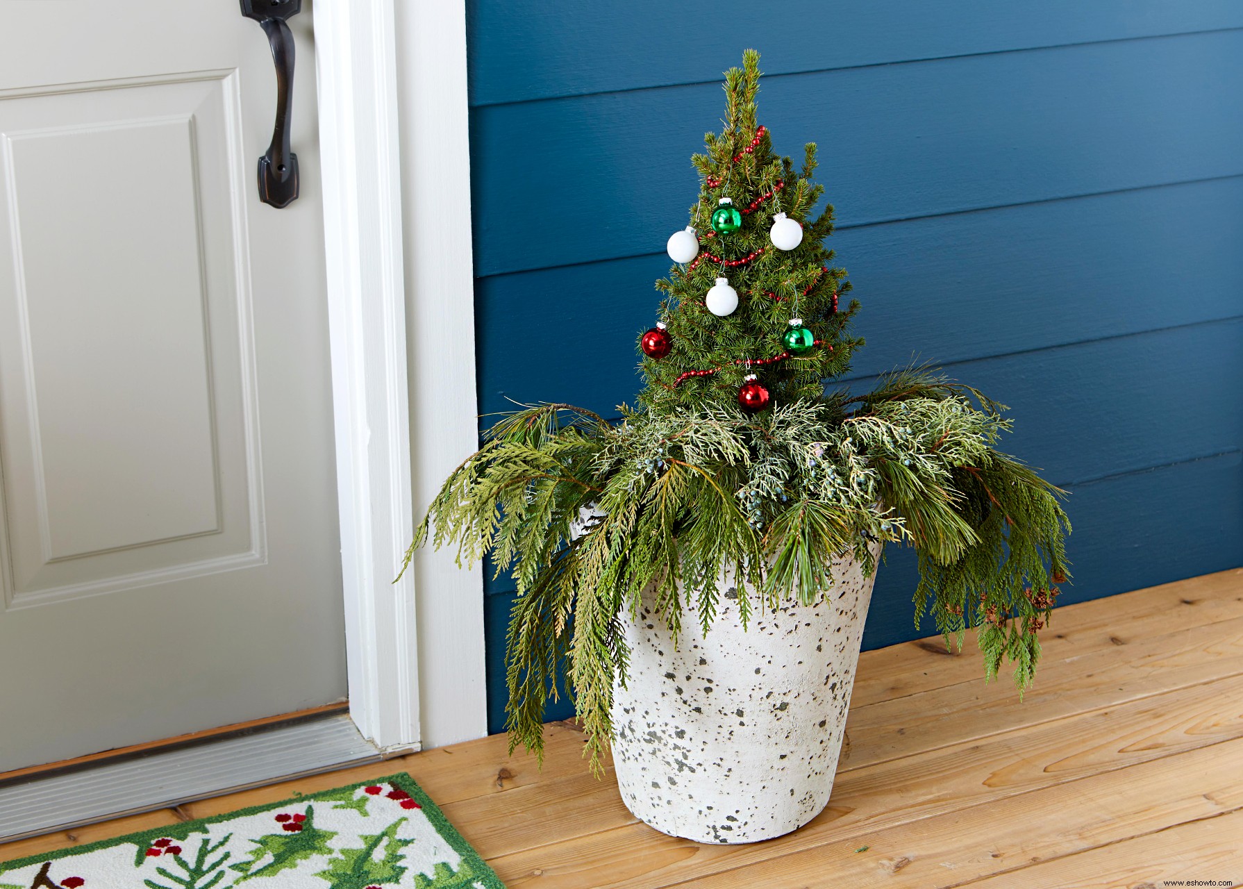 Haga estas sencillas exhibiciones de contenedores de invierno para agregar alegría navideña a su porche delantero 