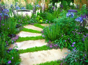 3 formas sencillas de incorporar el Azul Clásico de Pantone 2020 a tu jardín esta primavera