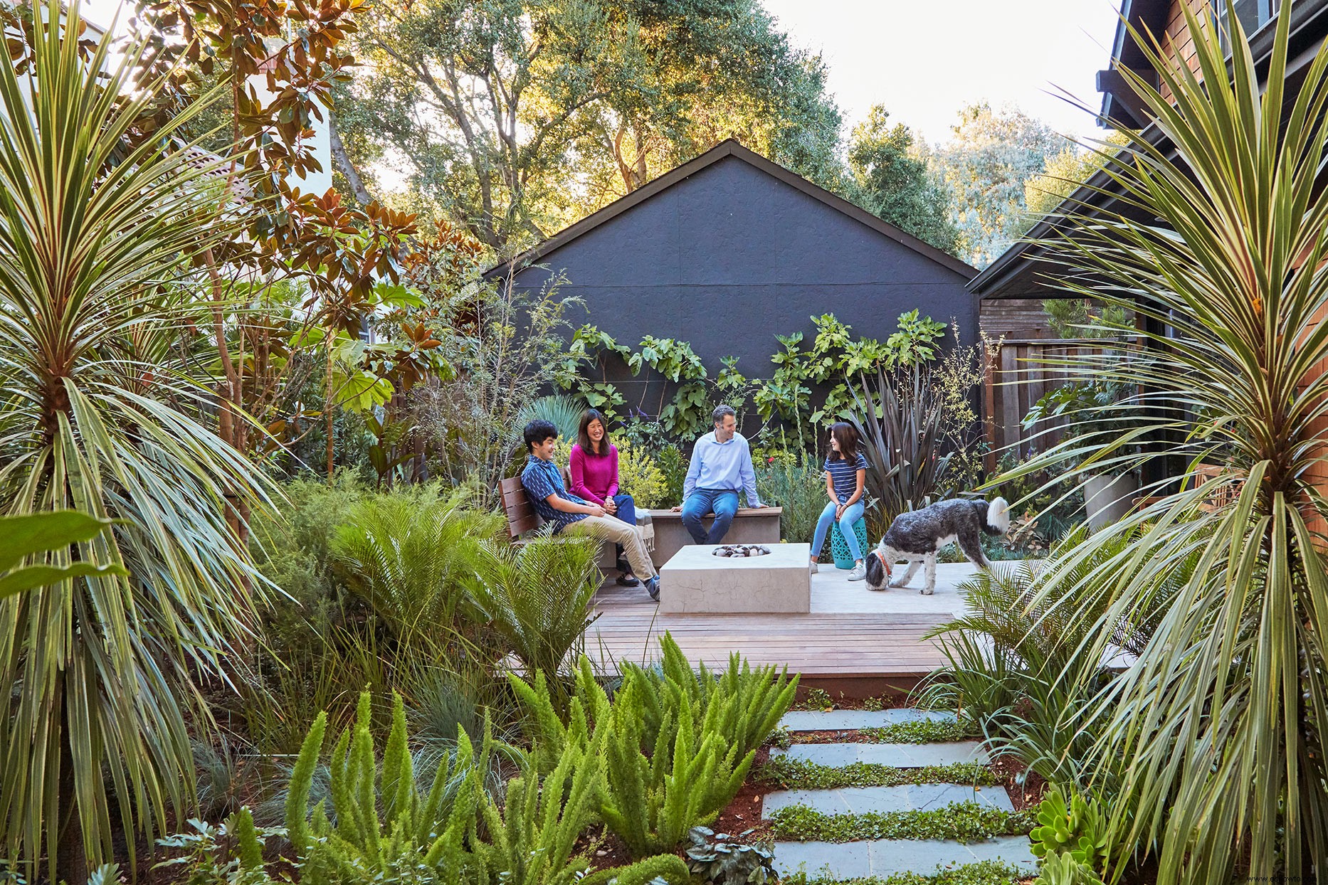 El exuberante paisaje de esta familia está lleno de ideas de jardinería comestible para espacios pequeños 