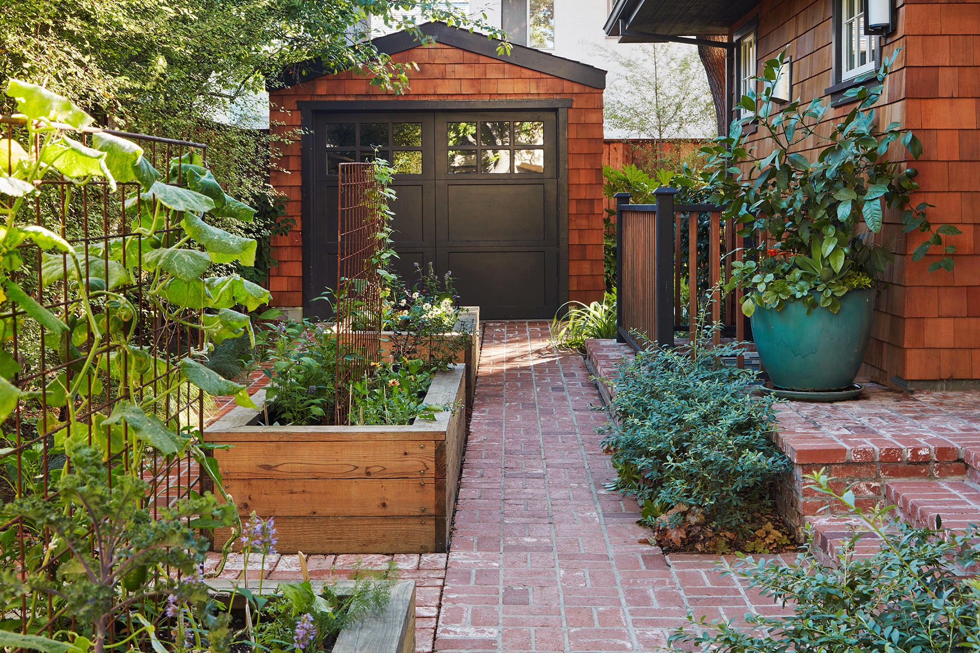 El exuberante paisaje de esta familia está lleno de ideas de jardinería comestible para espacios pequeños 