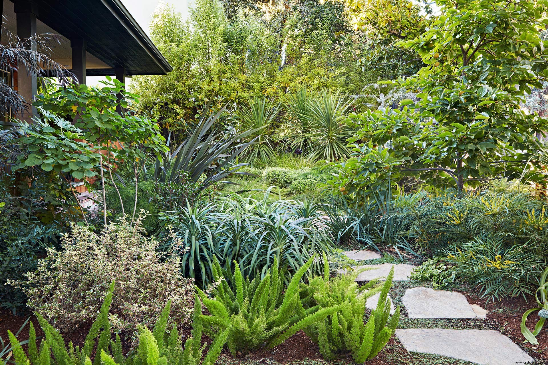 El exuberante paisaje de esta familia está lleno de ideas de jardinería comestible para espacios pequeños 