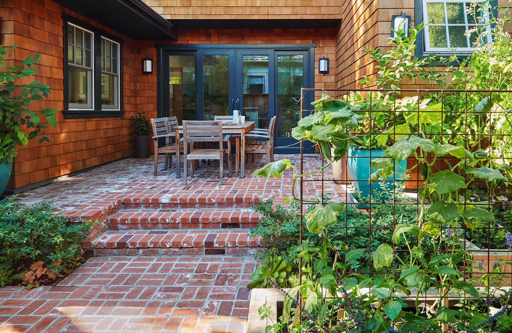 El exuberante paisaje de esta familia está lleno de ideas de jardinería comestible para espacios pequeños 