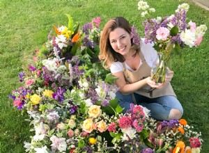 Intercambios de flores: Cómo una maestra experta en arreglos alegra a sus vecinos durante la pandemia