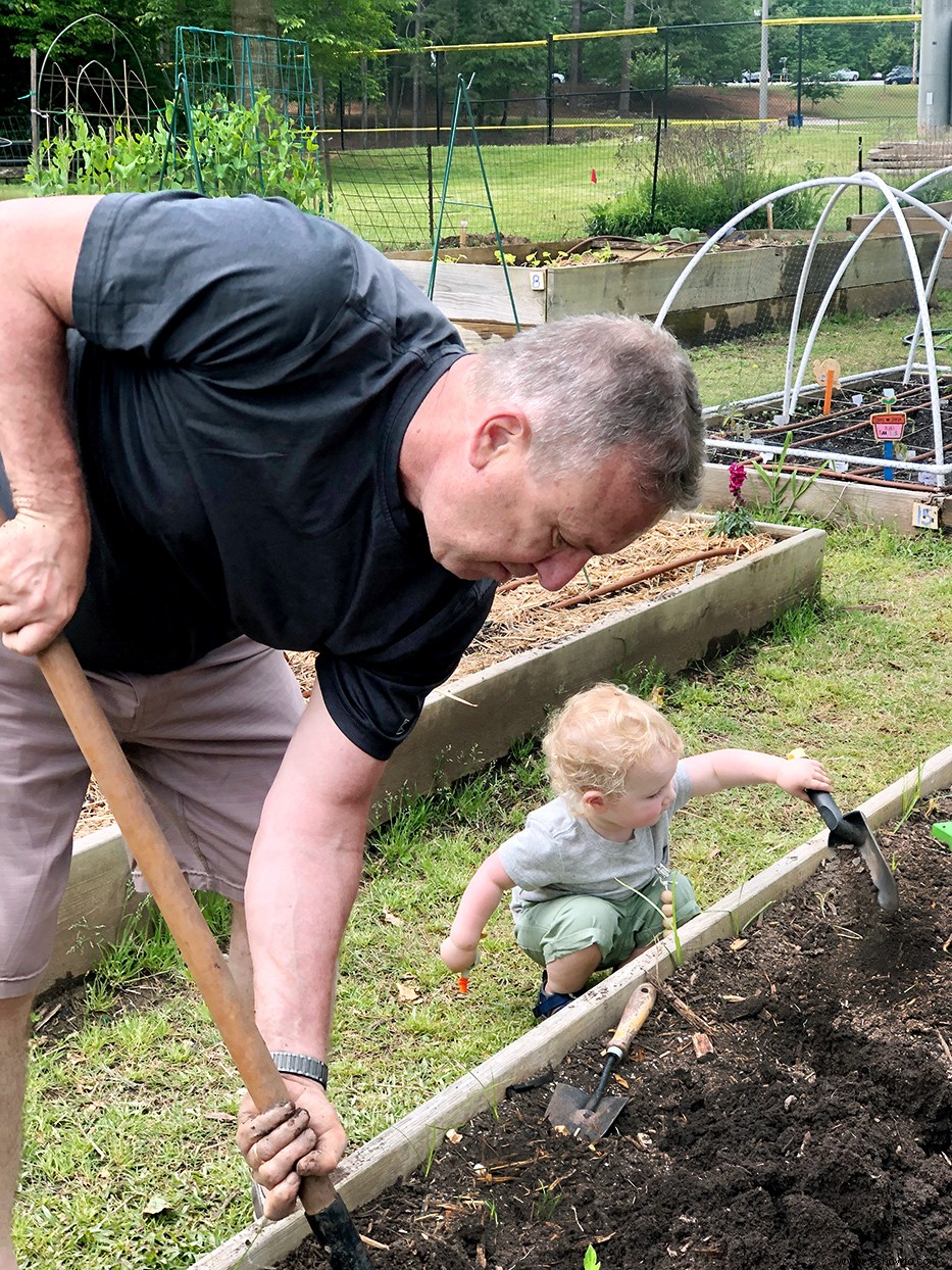 Una pasión compartida por la jardinería ha acercado a cuatro generaciones de esta familia 