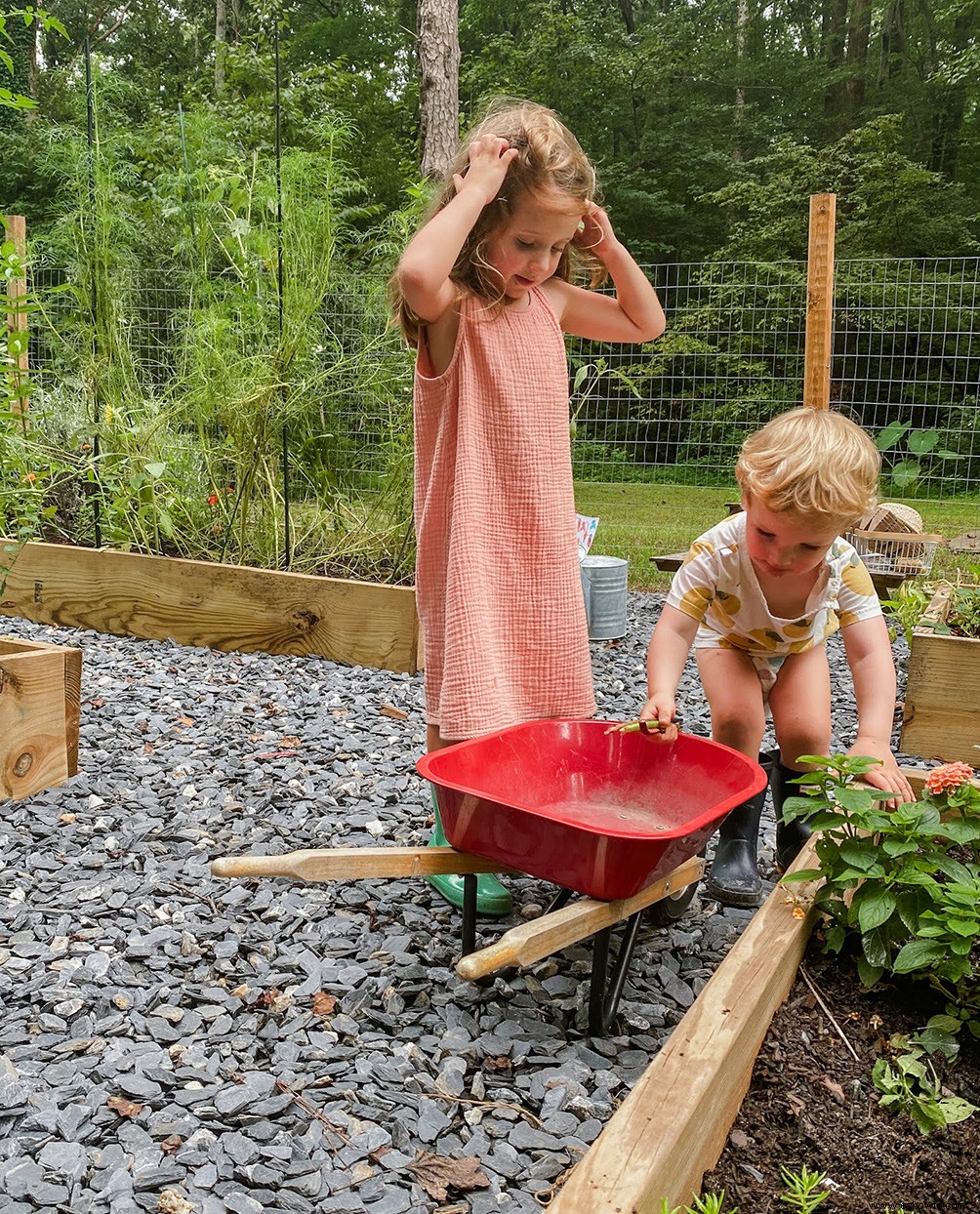 Una pasión compartida por la jardinería ha acercado a cuatro generaciones de esta familia 