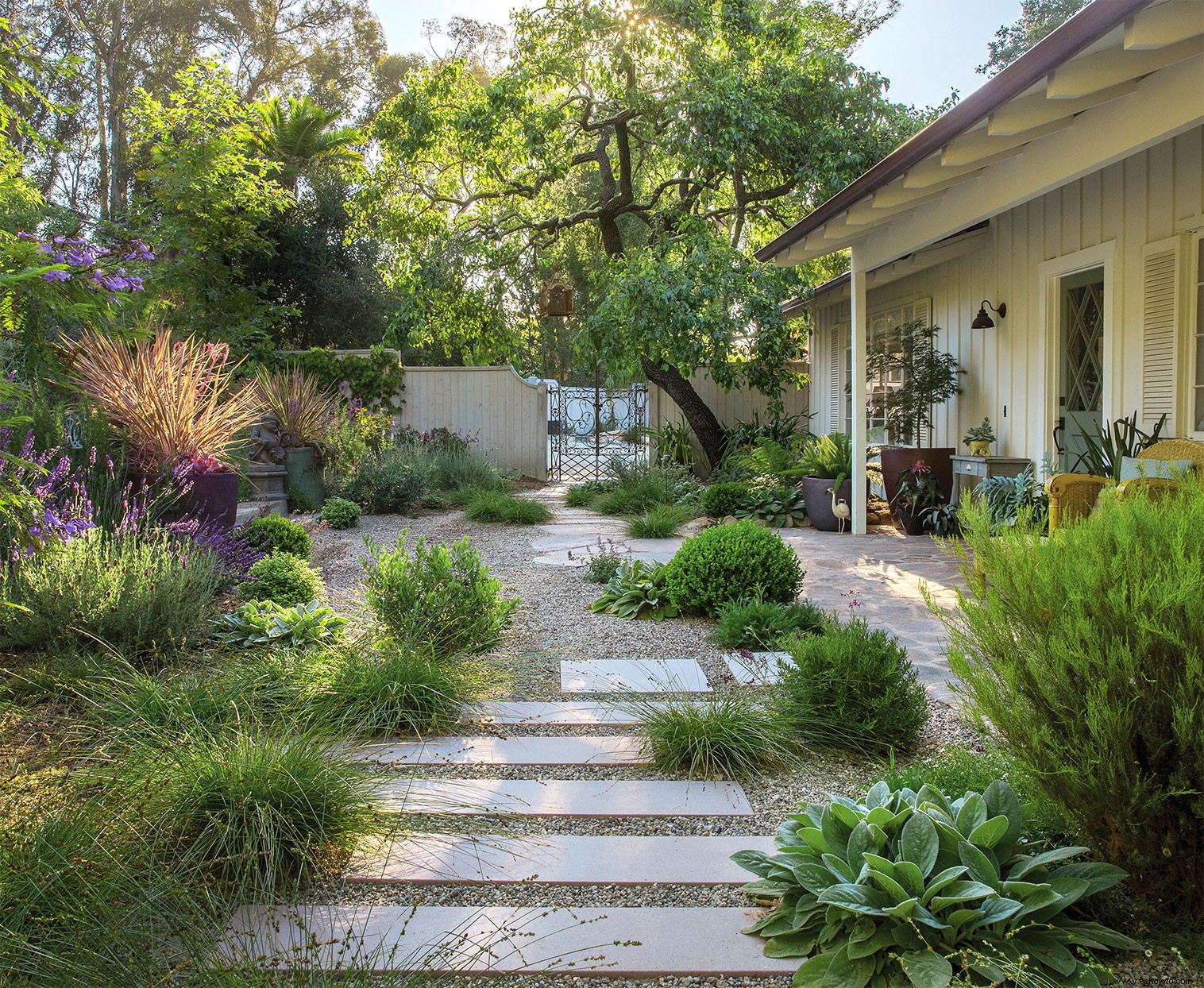 Este jardín de grava tolerante a la sequía es tan hermoso como un paisaje repleto de plantas 