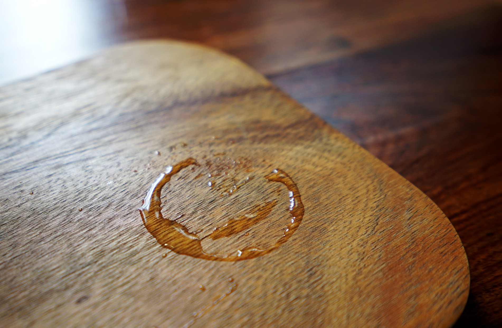 5 formas rápidas y fáciles de quitar las manchas de agua de la madera 
