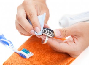 Cómo limpiar joyas de plata en minutos: métodos caseros efectivos y seguros