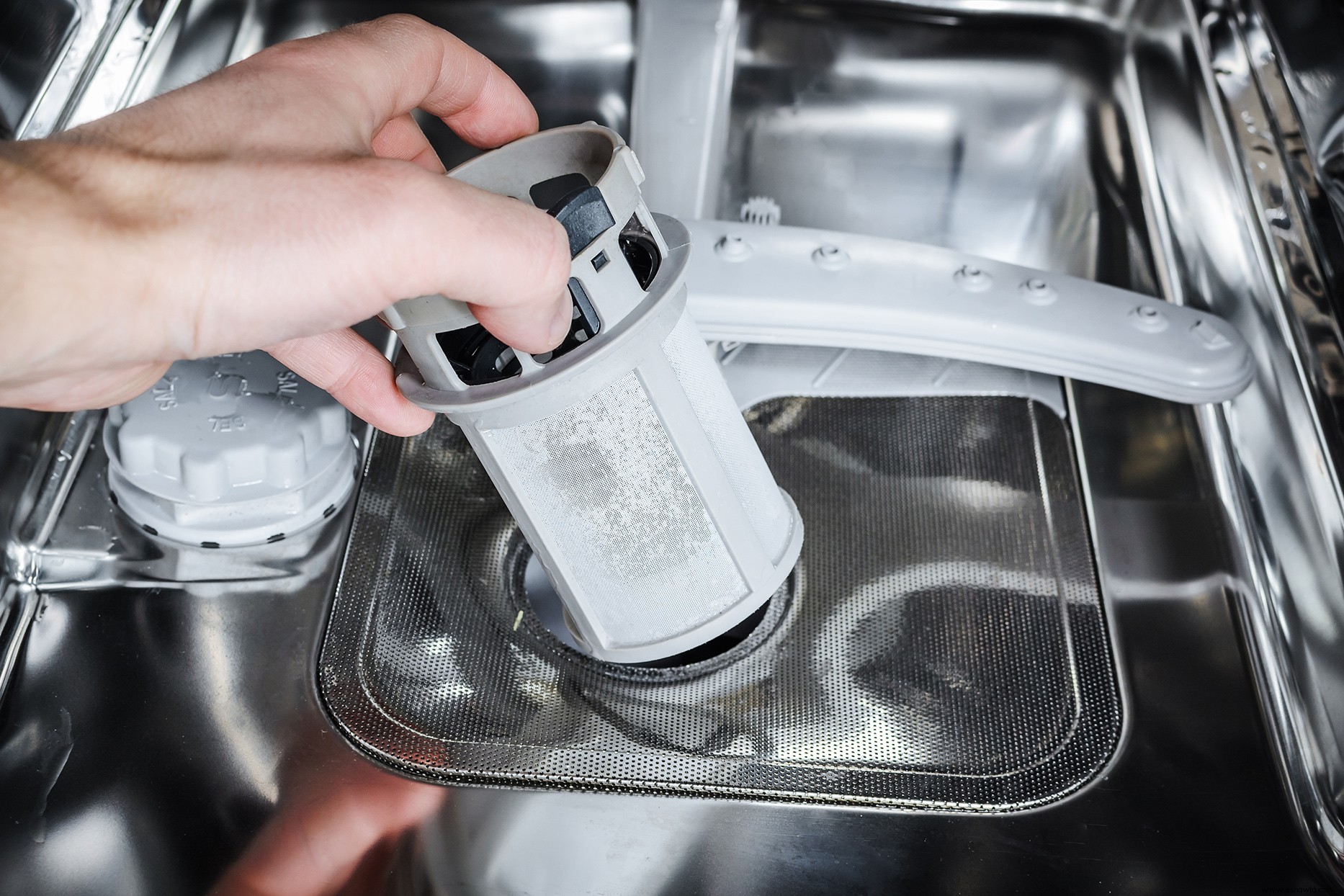 Cómo limpiar un filtro de lavavajillas para que tus platos brillen 