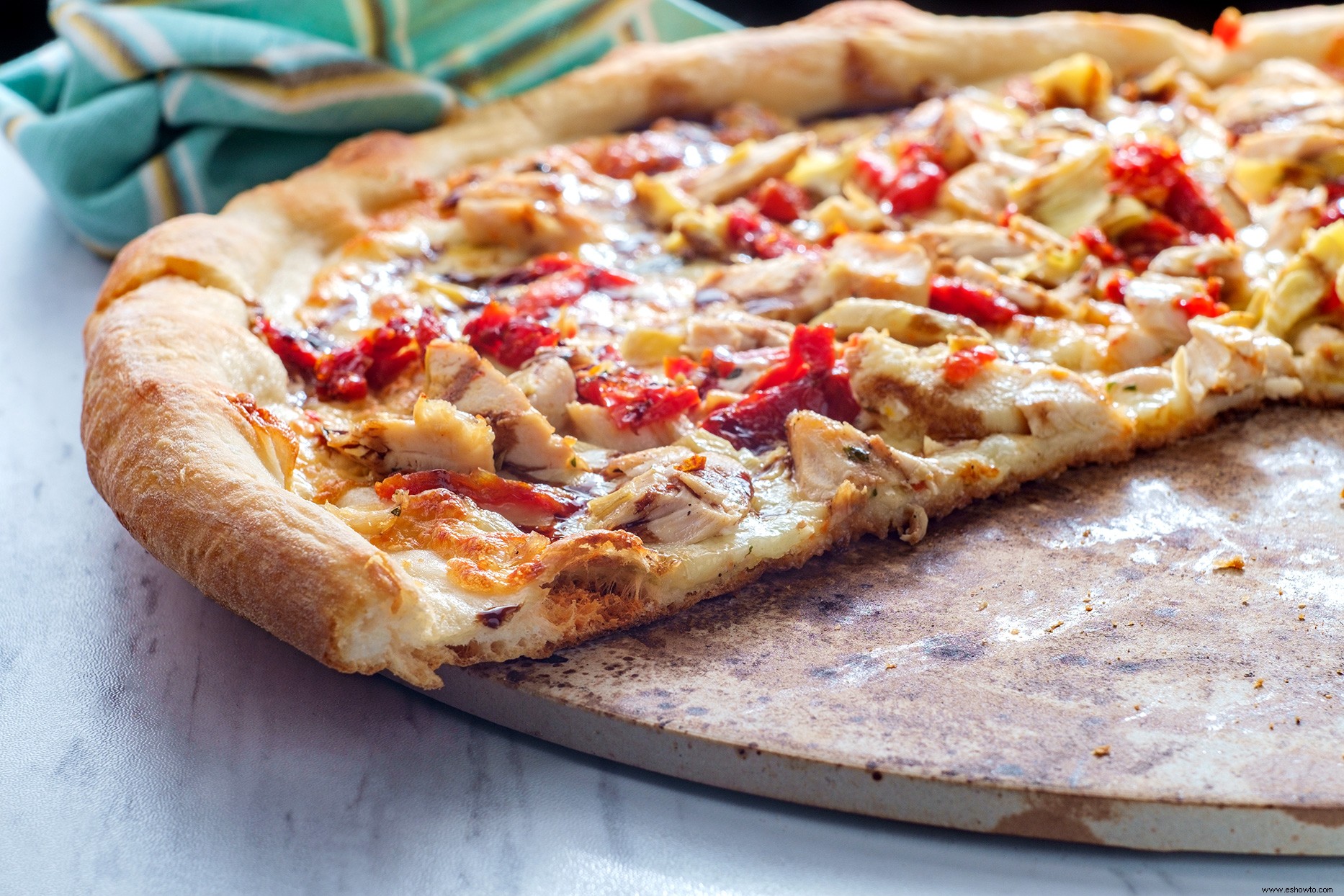 Cómo limpiar una piedra para pizza para eliminar el queso, los aderezos y las manchas pegadas 