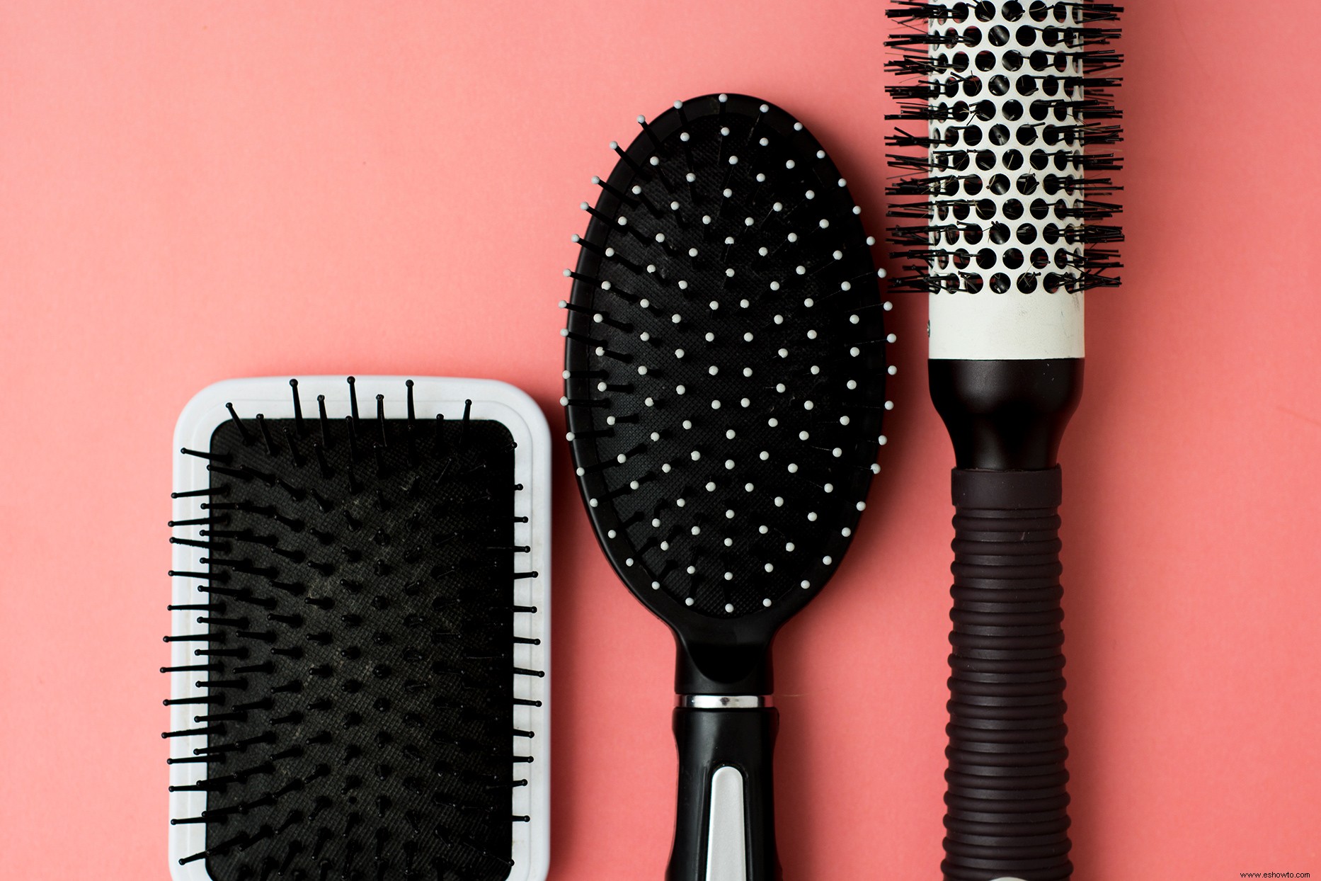 Cómo limpiar su cepillo para el cabello (y eliminar la pelusa del cepillo para el cabello) para obtener mechones saludables 