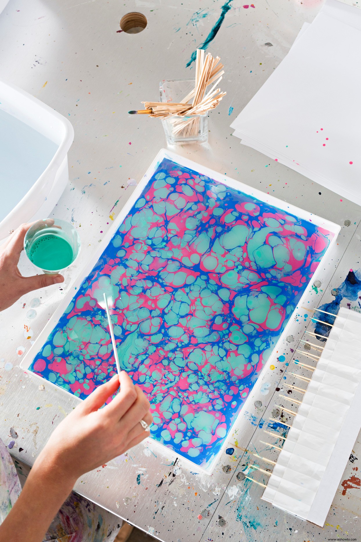 Cómo hacer papel jaspeado para arte colorido de bricolaje 