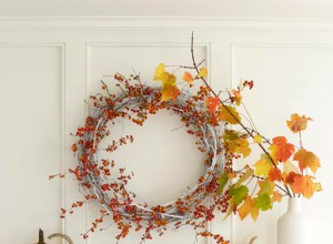 9 lugares creativos para exhibir coronas de otoño en tu hogar (¡más allá de la puerta principal!)