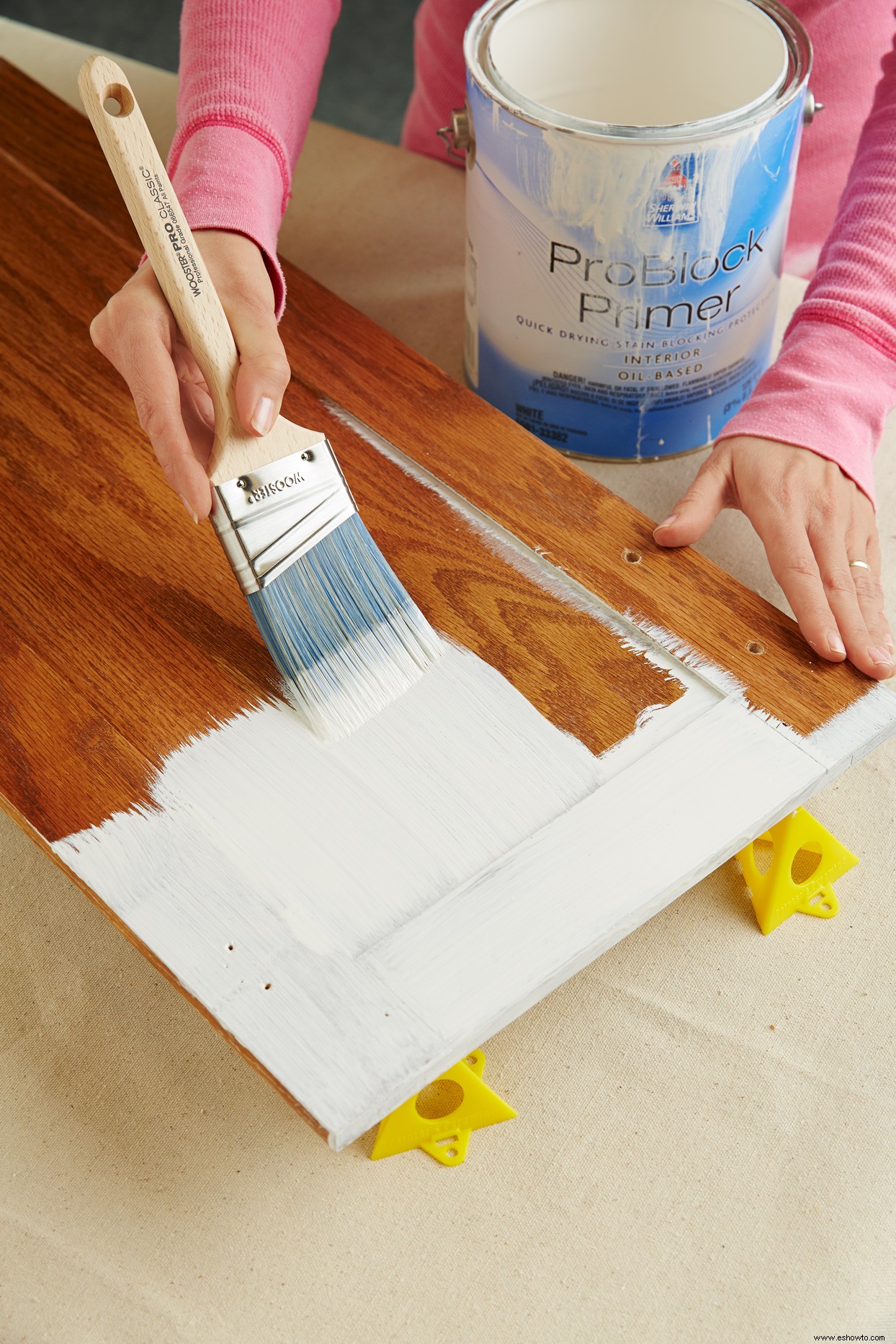 Cómo pintar gabinetes de baño para mejorar fácilmente el tocador 