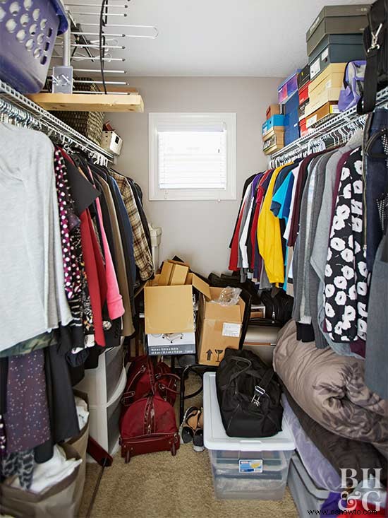 Este desordenado armario de la habitación principal pasó de estar desbordado a estar organizado 