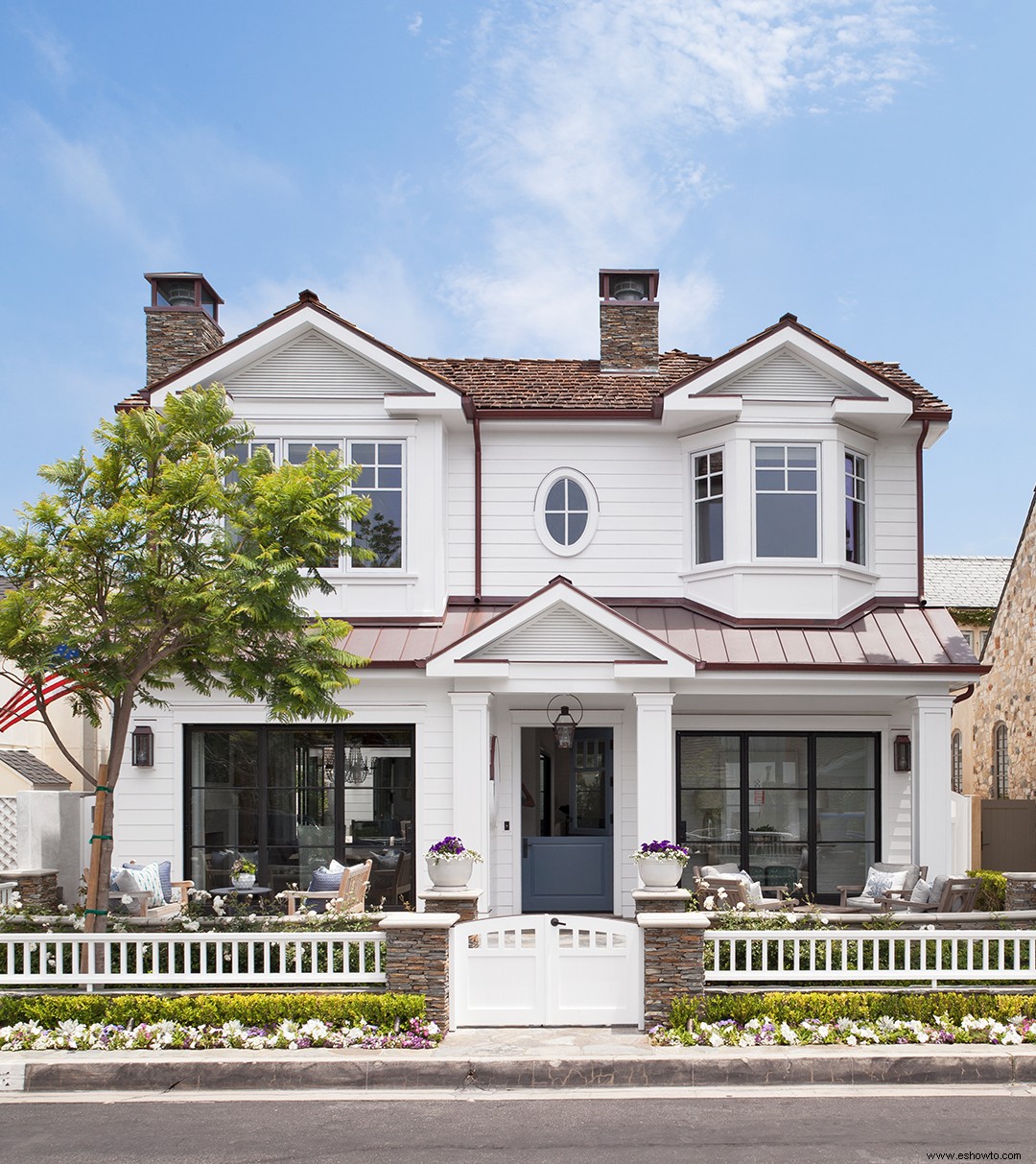 California Chill se encuentra con entretenimiento elegante en esta casa familiar en la playa 