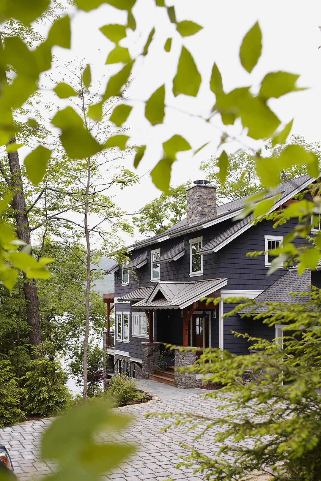 Una cabaña imperdible frente al lago con estilo moderno de granja 