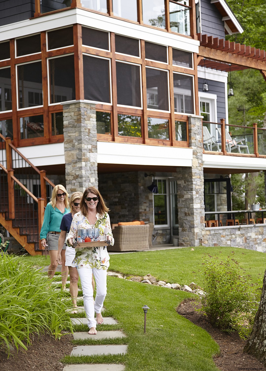 Una cabaña imperdible frente al lago con estilo moderno de granja 