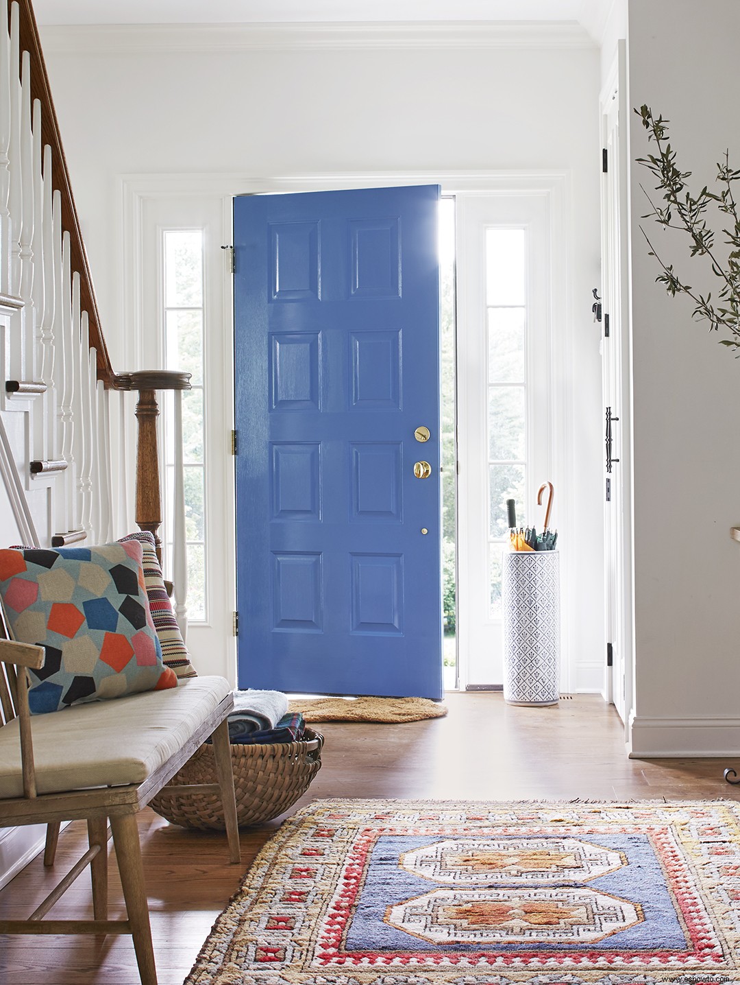 Nos encanta el toque colorido de esta casa en el estilo moderno de una casa de campo 