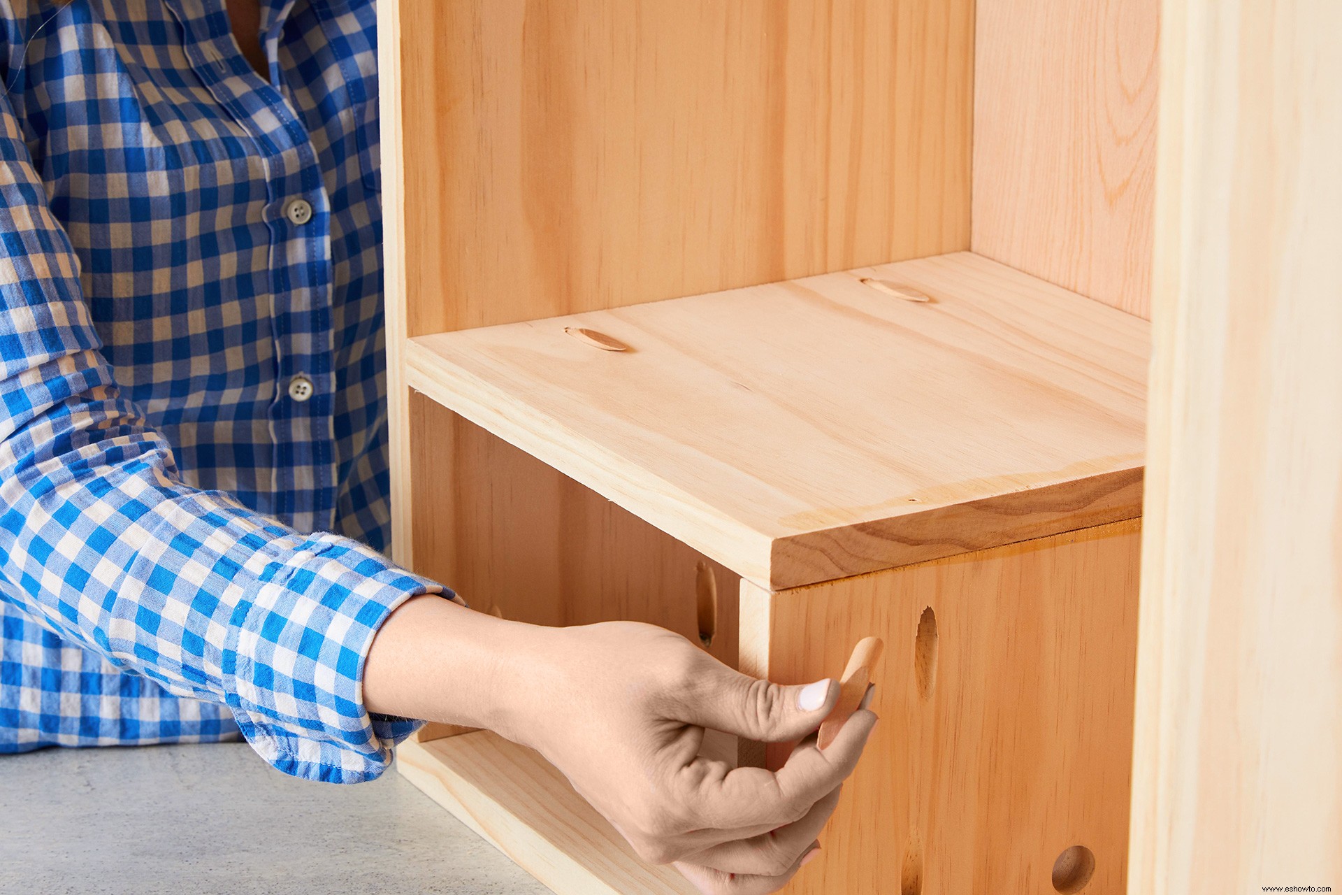 Cómo construir una mesita de noche montada en la pared 