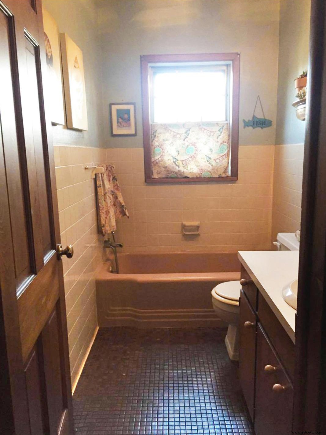 Este cambio de imagen de baño pequeño combina bricolaje económico y acabados de alta gama 