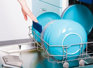 ¿Enjuagas los platos antes del lavavajillas? Estás cometiendo un error costoso en agua y dinero