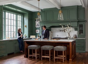 Cocina tradicional en tonos verdes relajantes: inspirada en las exuberantes vistas del patio trasero