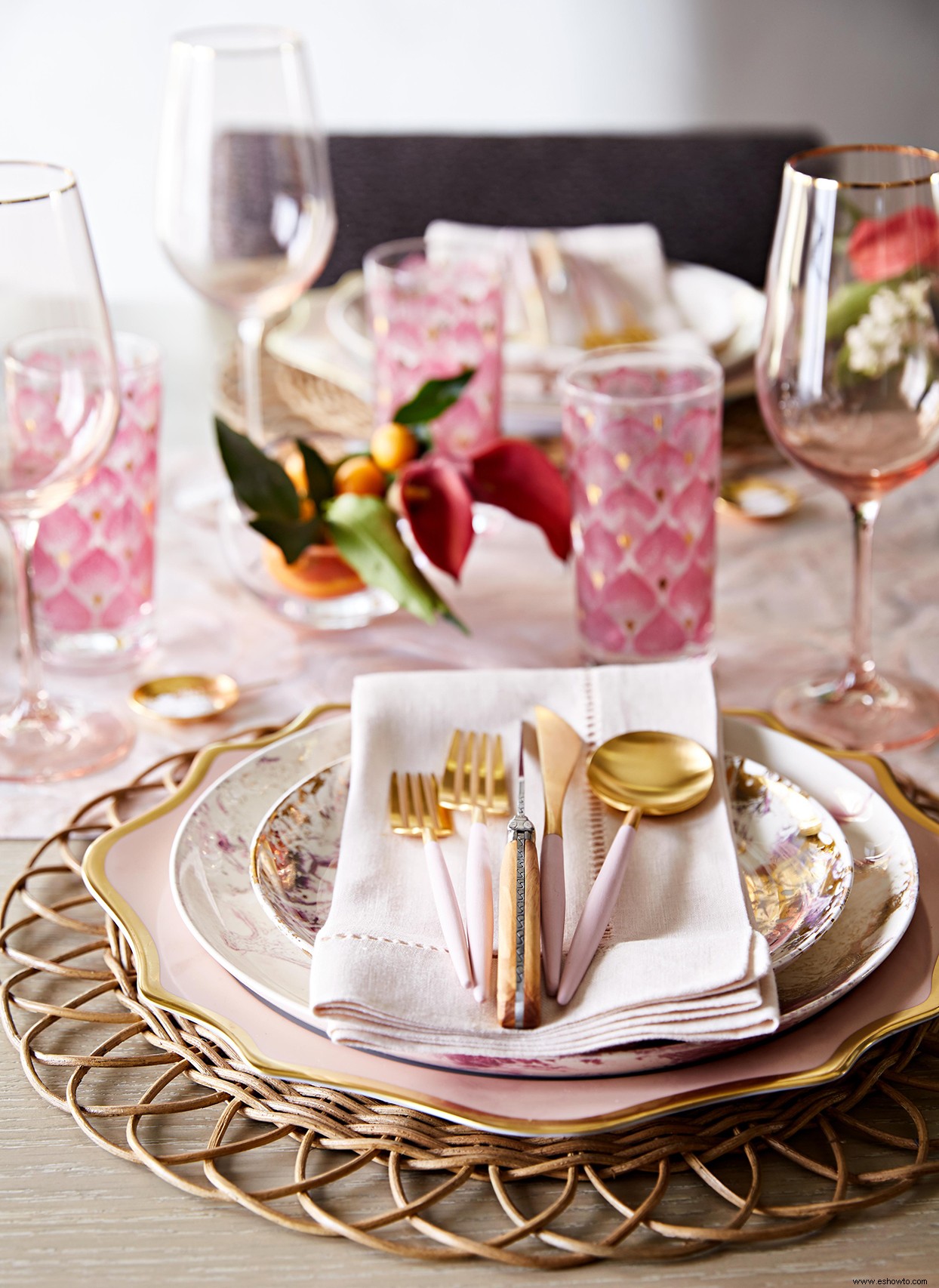 Detalles de mesa en rosa polvoriento crean un entorno acogedor para esta cena de otoño 