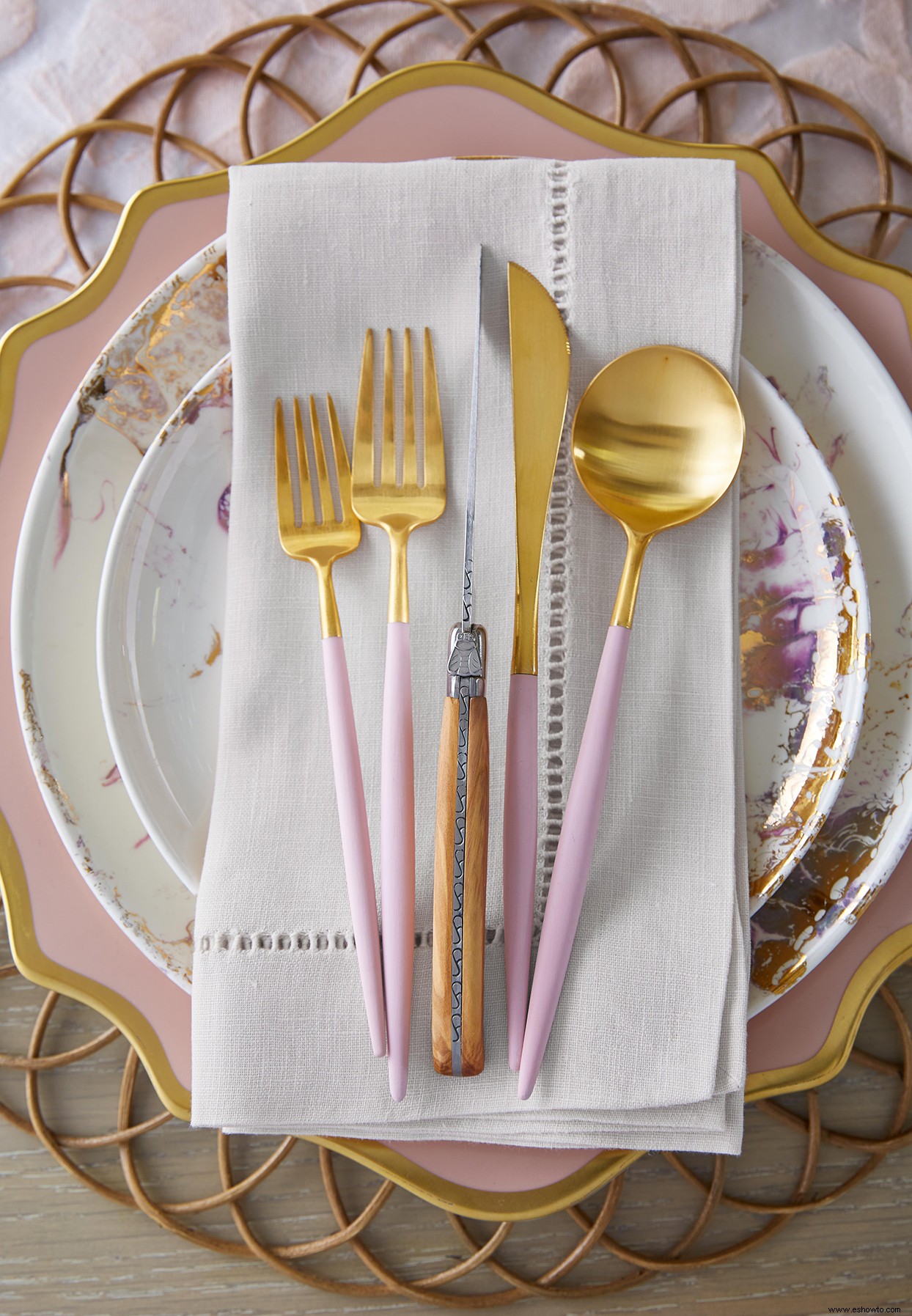 Detalles de mesa en rosa polvoriento crean un entorno acogedor para esta cena de otoño 