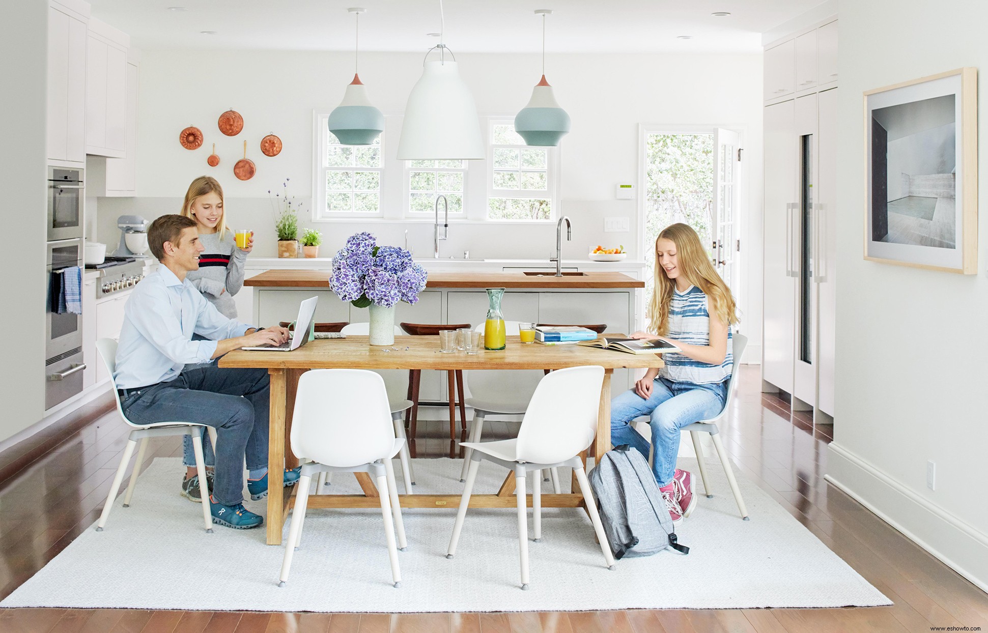 Esta casa colonial tradicional presenta un estilo escandinavo moderno 