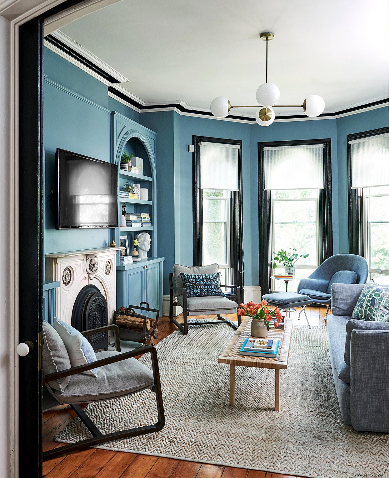 Azules audaces y papel tapiz estampado hacen que esta casa del siglo XIX se sienta como en casa 