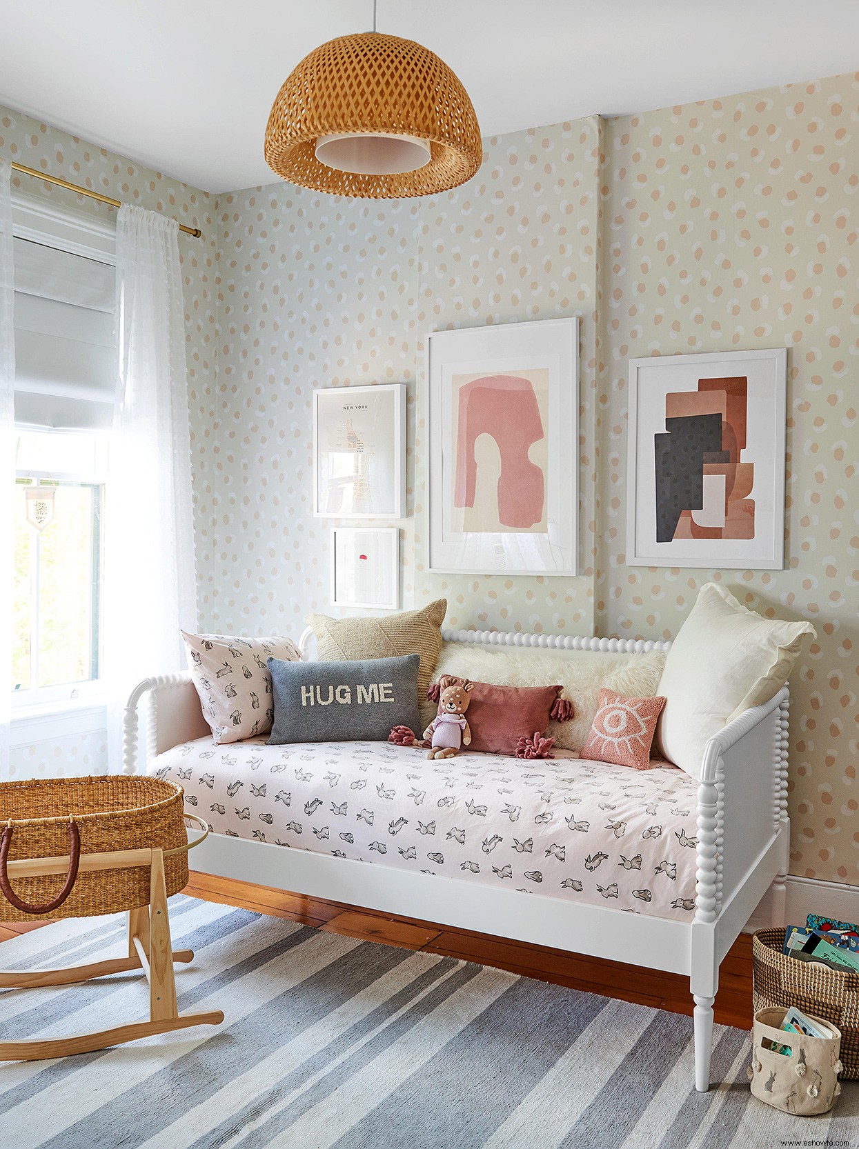 Azules audaces y papel tapiz estampado hacen que esta casa del siglo XIX se sienta como en casa 