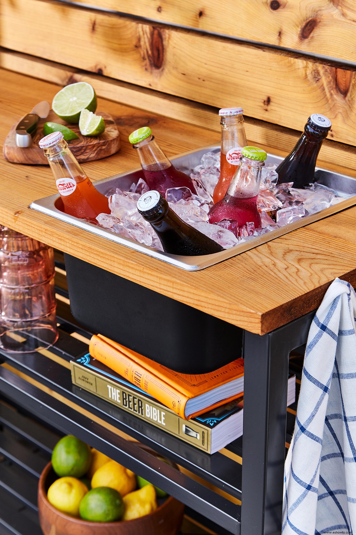 Renueve una estantería básica y conviértala en un bar al aire libre que lo puede hacer todo 