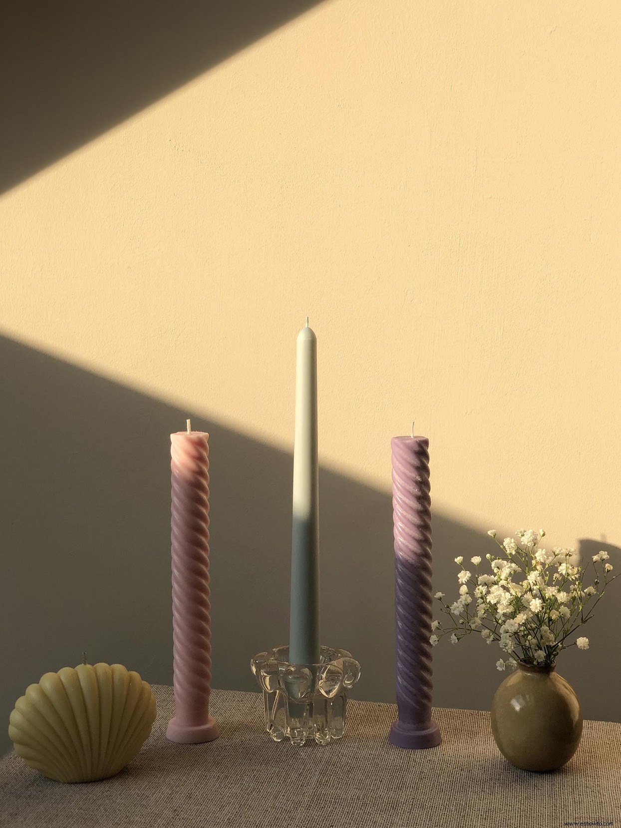 Las velas esculturales agregan un toque contemporáneo a este clásico accesorio para el hogar 