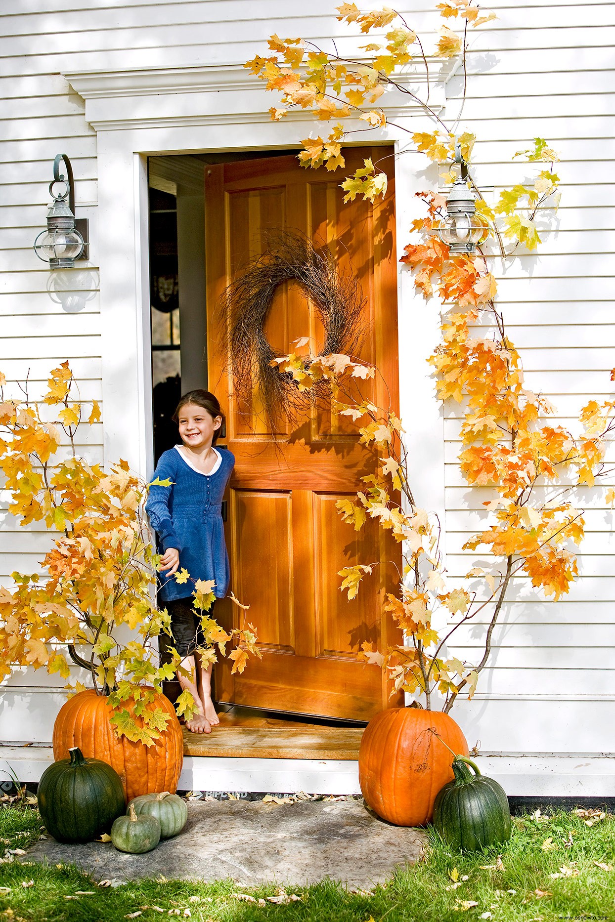 7 ideas atractivas para la decoración de puertas de otoño que van más allá de las coronas 