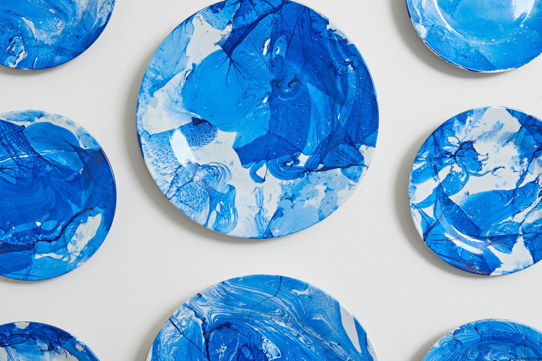 Cómo hacer una galería de platos pintados de mármol por menos de $40 