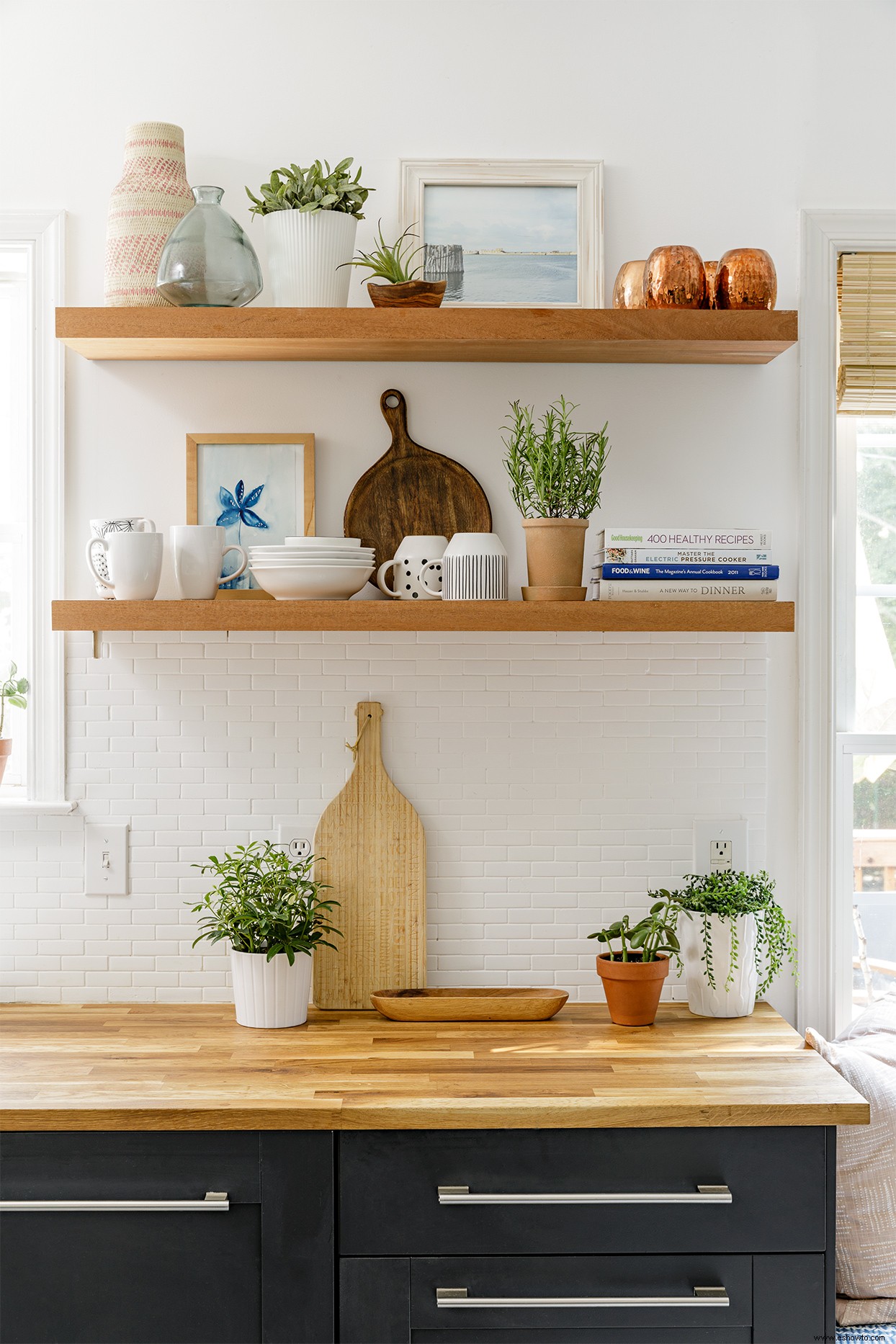 Cómo diseñar sin esfuerzo los estantes abiertos de la cocina en 5 sencillos pasos 