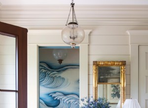 Antigüedades refinadas infunden calidez a una casa costera en Carolina del Sur