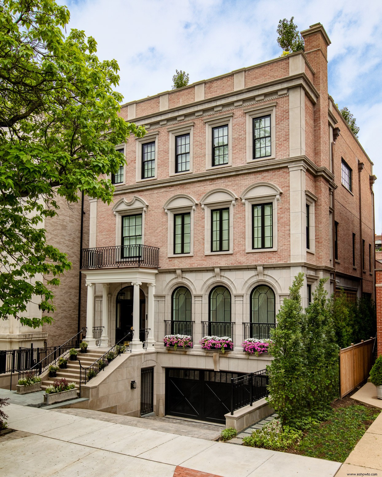 Esta nueva casa adosada de Chicago exuda romance del viejo mundo 