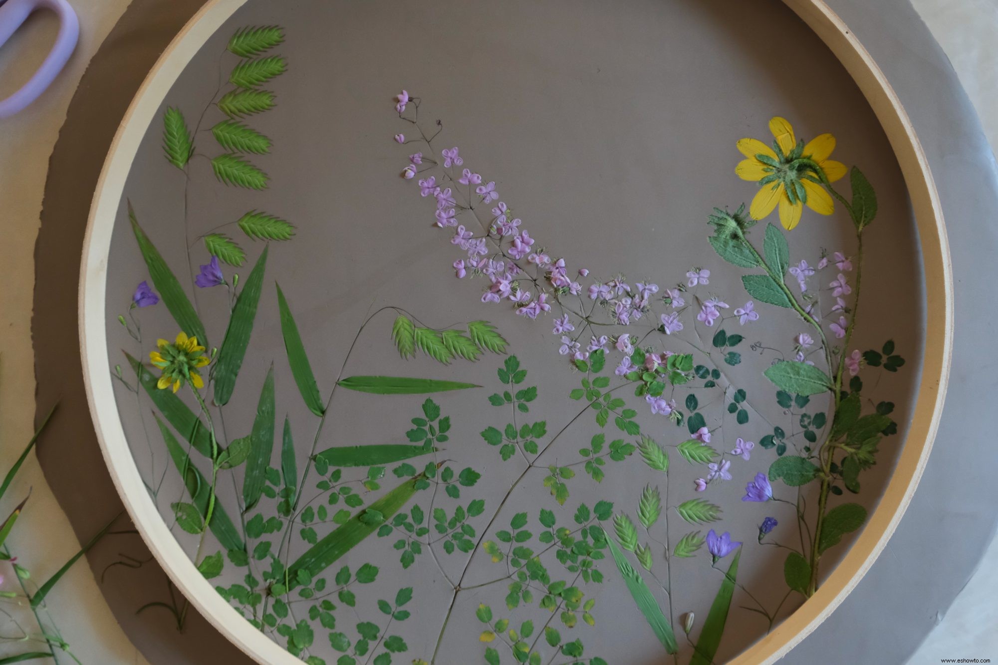 La artista Ronni Nicole Robinson preserva la belleza de las flores con detalles impecables 