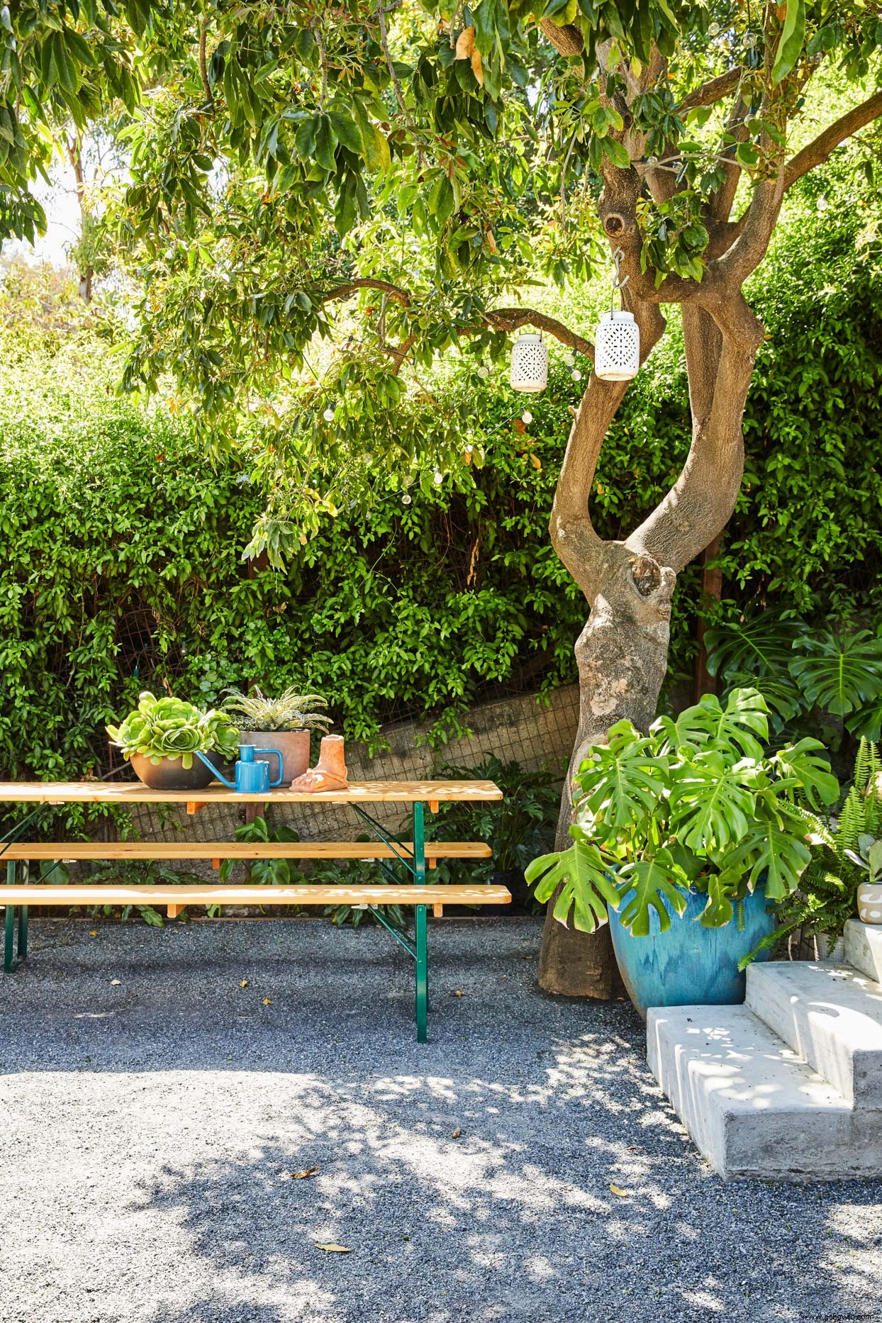 La estilista Ellen Marie Bennett y Casey Caplowe combinan estilos a la perfección en su casa y jardín de Los Ángeles 