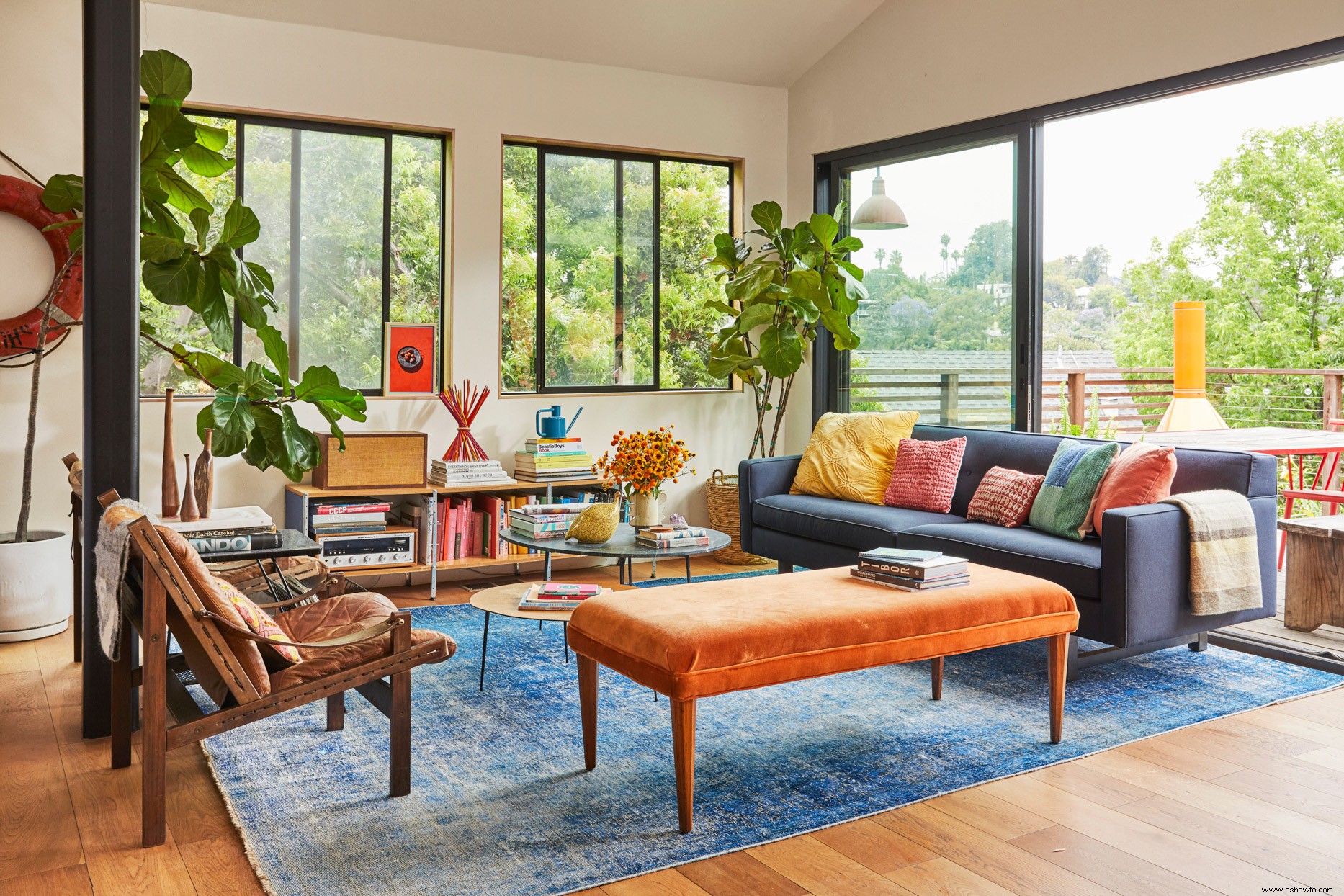La estilista Ellen Marie Bennett y Casey Caplowe combinan estilos a la perfección en su casa y jardín de Los Ángeles 
