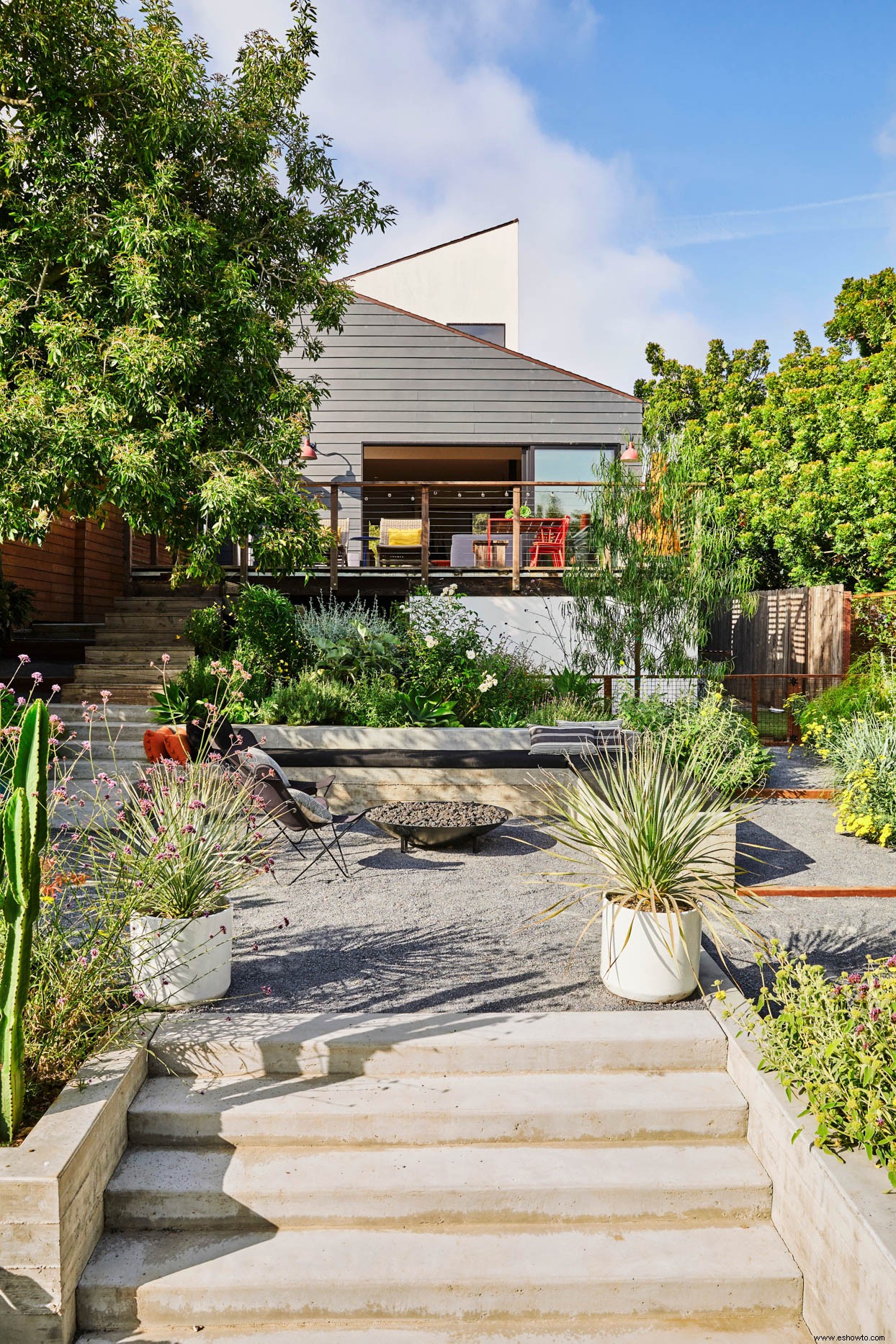 La estilista Ellen Marie Bennett y Casey Caplowe combinan estilos a la perfección en su casa y jardín de Los Ángeles 