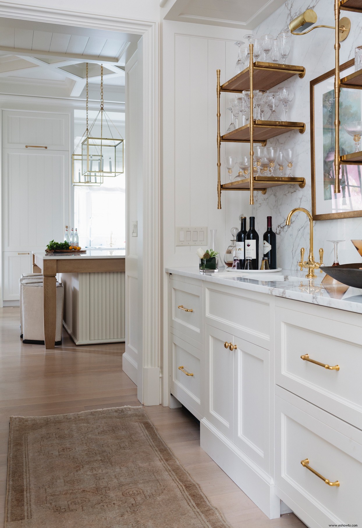 Los detalles en latón y el mármol pulido dan brillo a esta elegante cocina de Alabama 