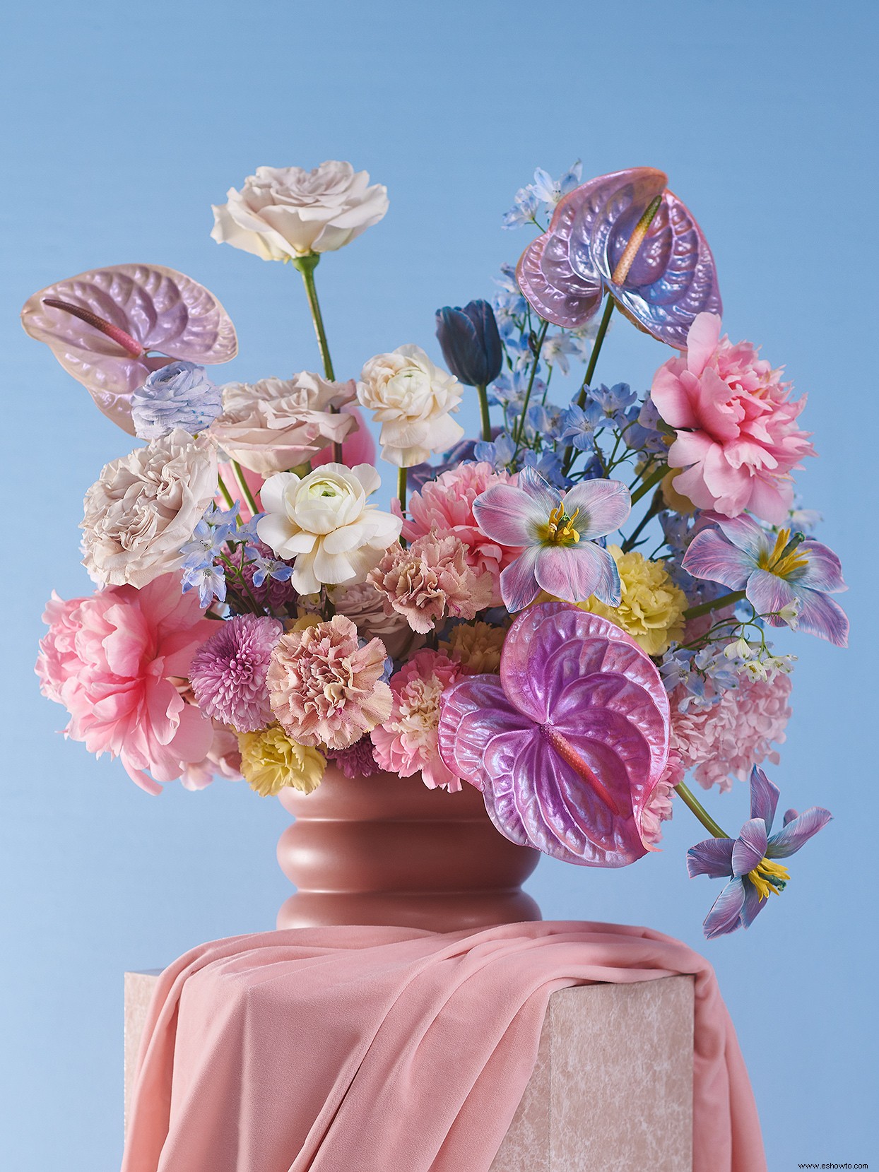 A la moda:flores teñidas, secas y pintadas audaces para arreglos inolvidables 