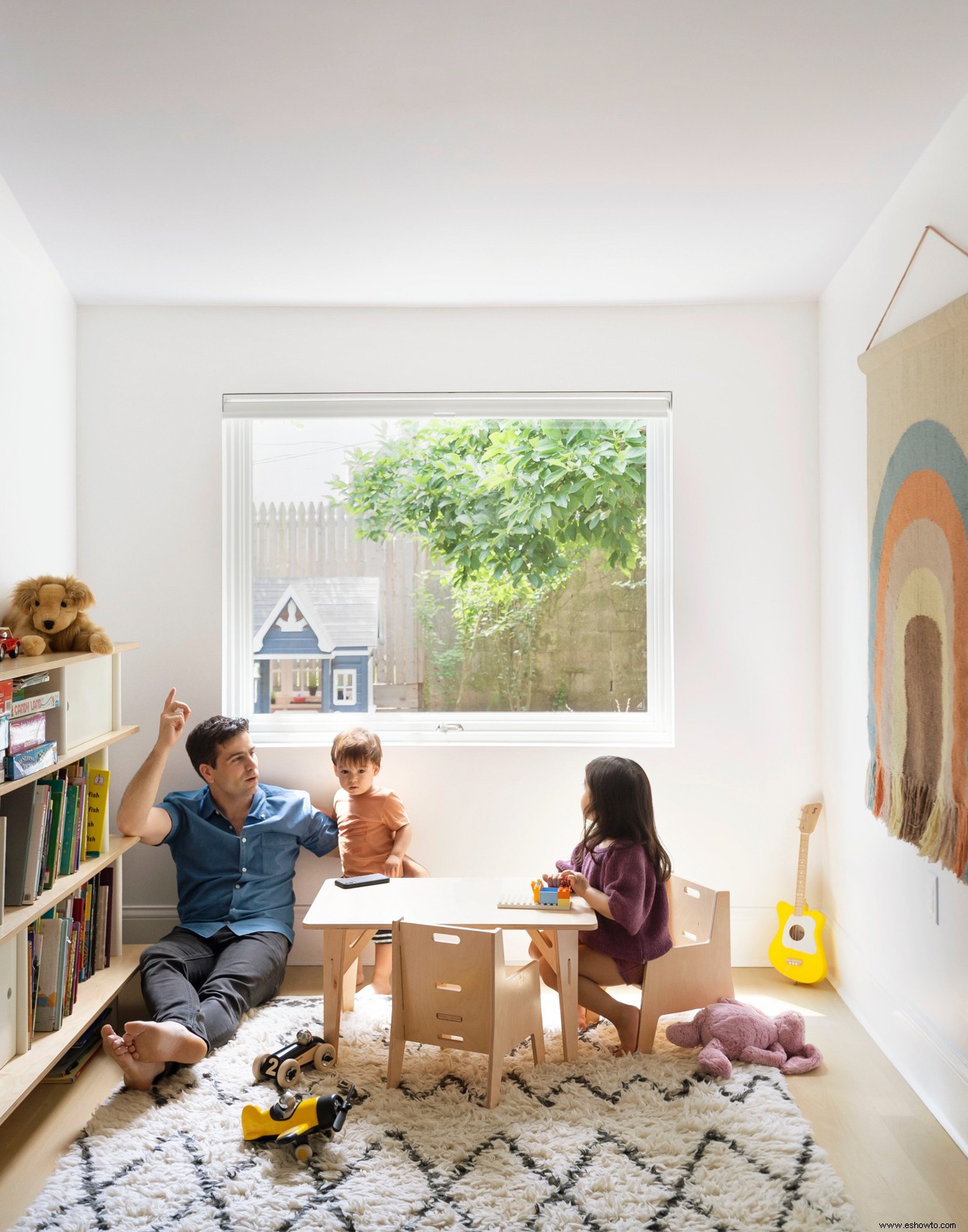 Los elementos naturales y los colores neutros establecen la calma en esta casa moderna y apta para niños 