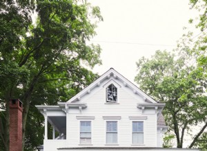 La decoración ecléctica y los colores llamativos muestran la creatividad en esta casa familiar 