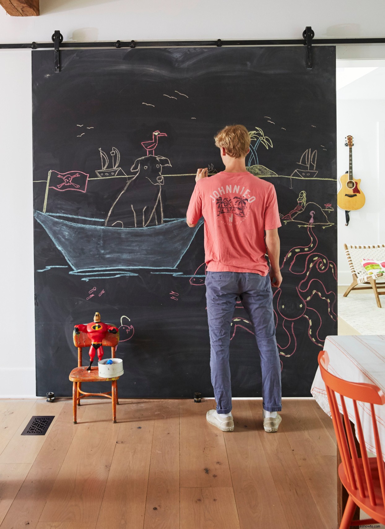 La decoración ecléctica y los colores llamativos muestran la creatividad en esta casa familiar 